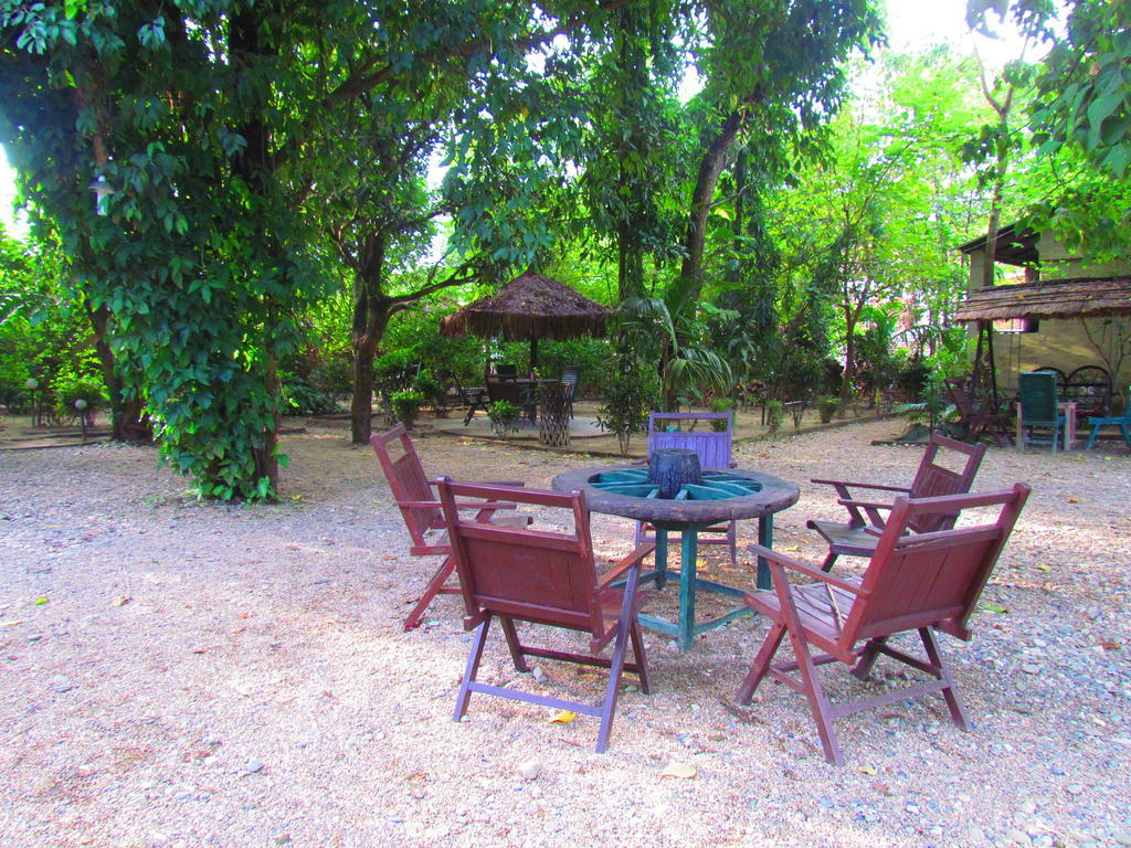 Chitwan Gaida Lodge Sauraha Eksteriør bilde