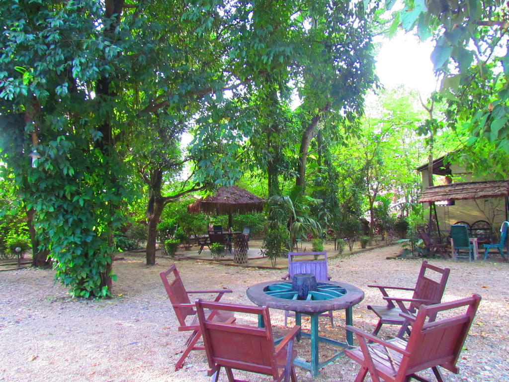 Chitwan Gaida Lodge Sauraha Eksteriør bilde